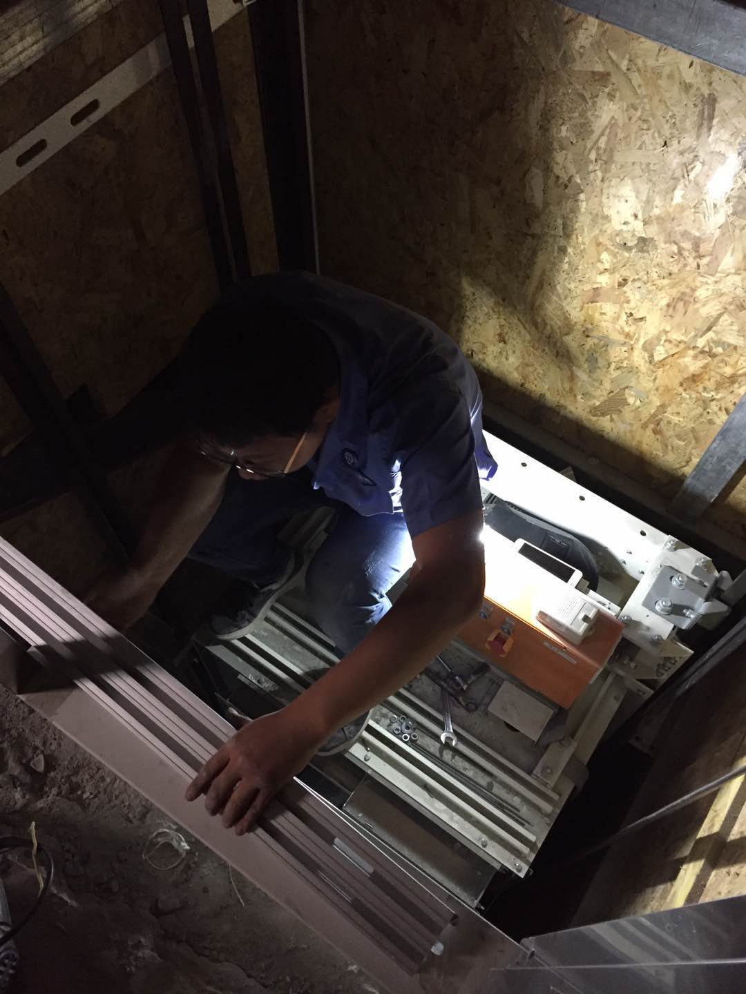 不一樣的安裝；
電梯安裝何等重要，直接決定電梯的性能；
萬(wàn)安佳居您的不二選擇。 萬(wàn)安佳居電梯