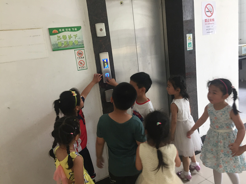 成都電梯,四川電梯,成都別墅電梯,成都家用電梯,四川別墅電梯,平臺(tái)電梯，成都平臺(tái)電梯，四川平臺(tái)電梯，四川家用電梯,成都萬安佳居電梯有限公司 我們應(yīng)該怎樣正確引導(dǎo)孩子安全坐電梯 | 成都別墅電梯